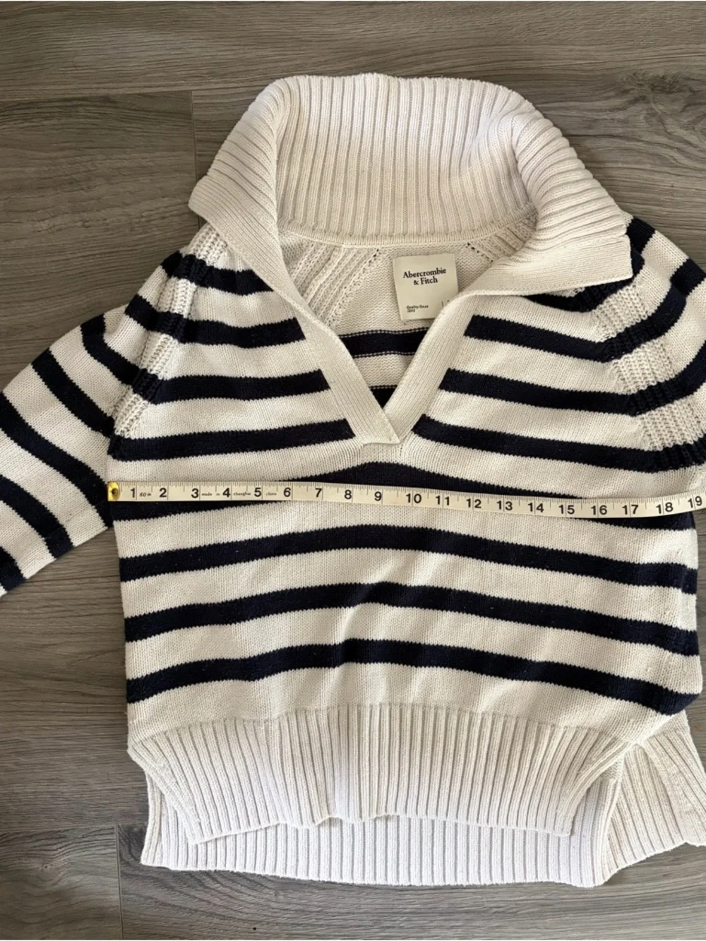 Abercrombie & Fitch White and Navy Striped V-Neck Sweater - Picture 6 of 7